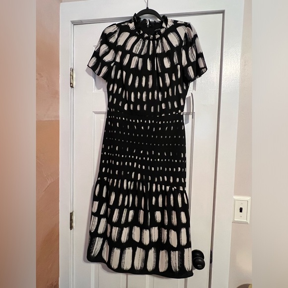 MAGGY LONDON • ABSTRACT PRINT • TIERED MIDI DRESS • NWT - Picture 4 of 8